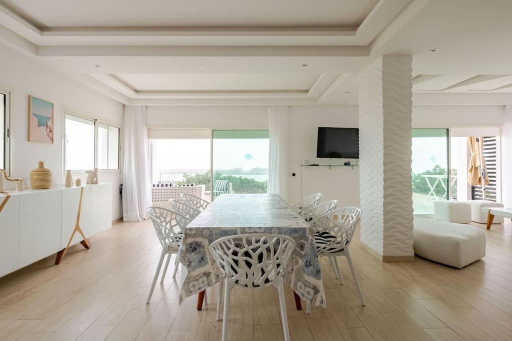Beachfront Escape - Panoramic View And Spacious Terrace Holiday home